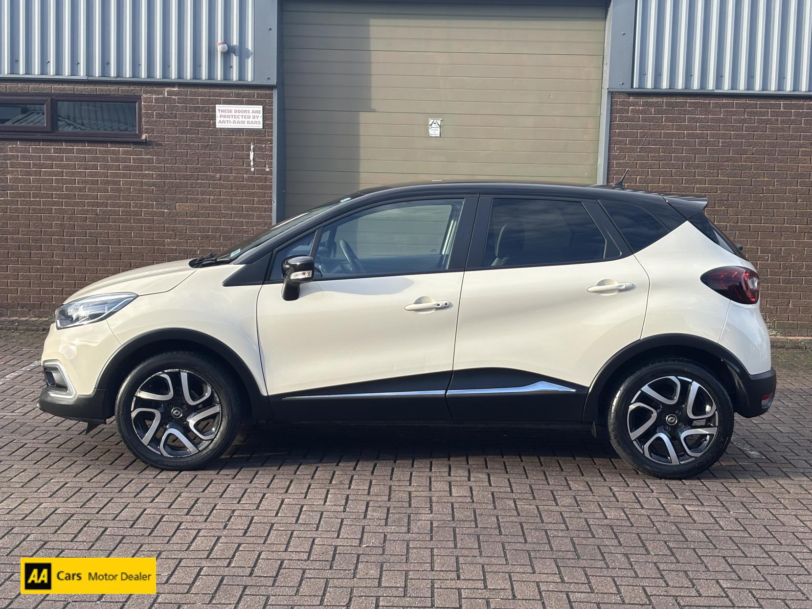 Renault Captur 0.9 TCe ENERGY Iconic SUV 5dr Petrol Manual Euro 6 (s/s) (90 ps)