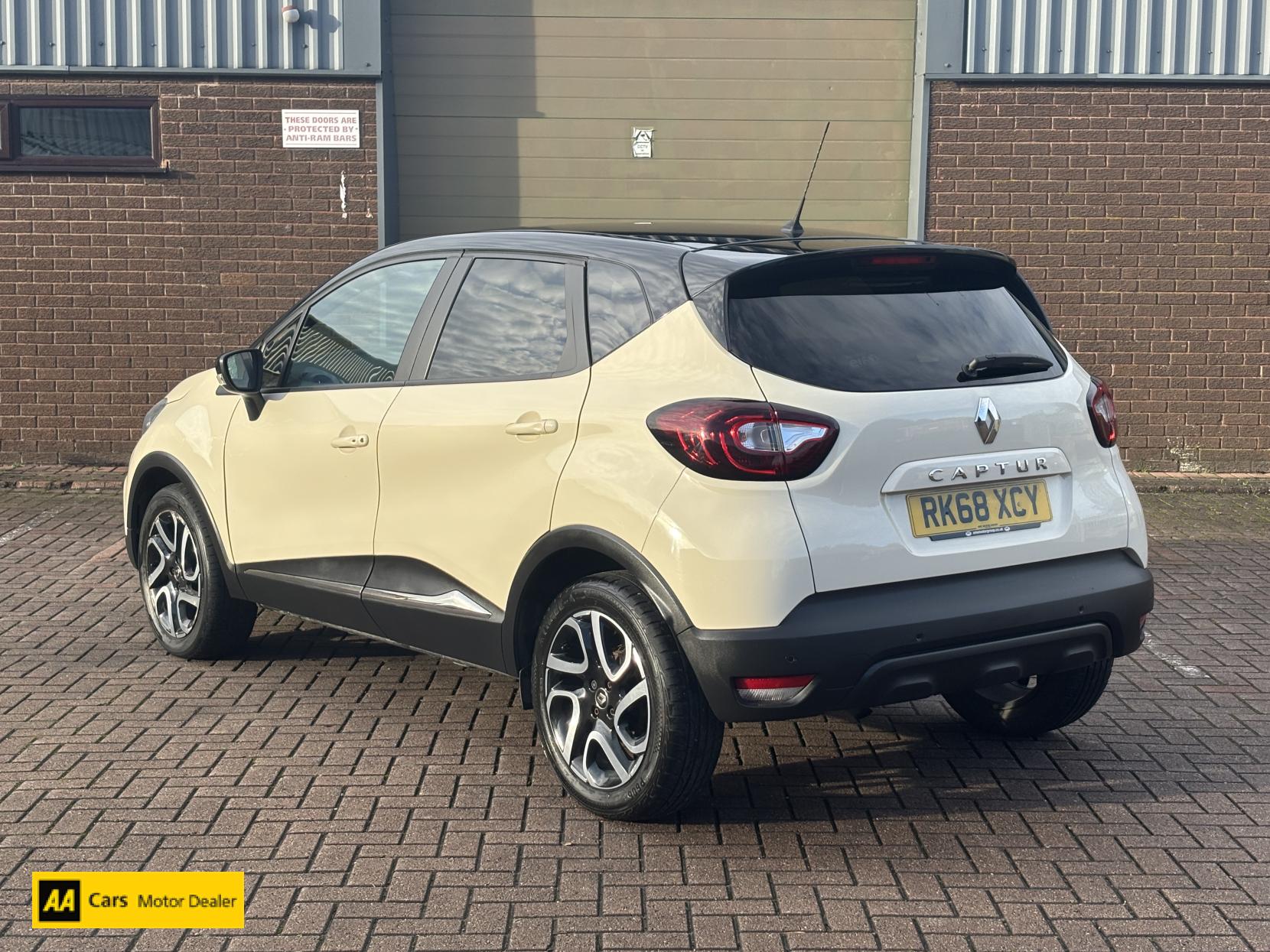 Renault Captur 0.9 TCe ENERGY Iconic SUV 5dr Petrol Manual Euro 6 (s/s) (90 ps)